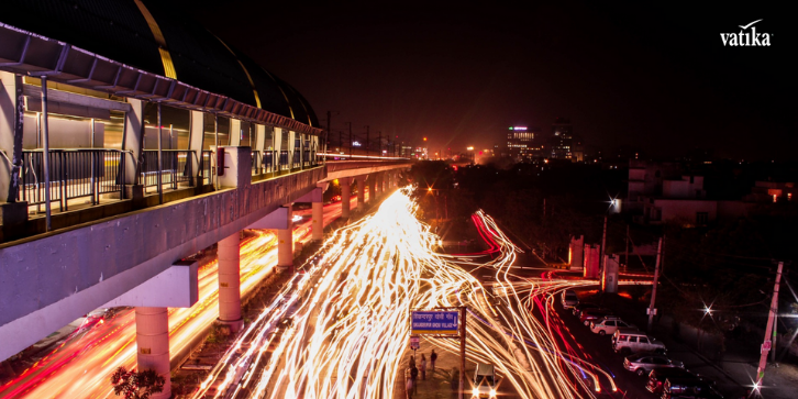 a night view hyperlapse of traffic near metro in gurgaon